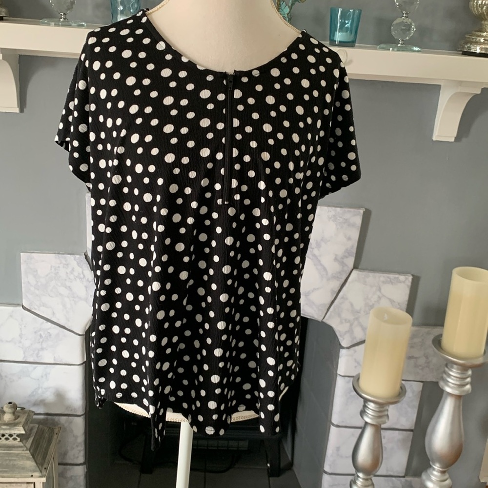 Laura Cruz cap sleeve top. Black with white polka dots. Size 1x
